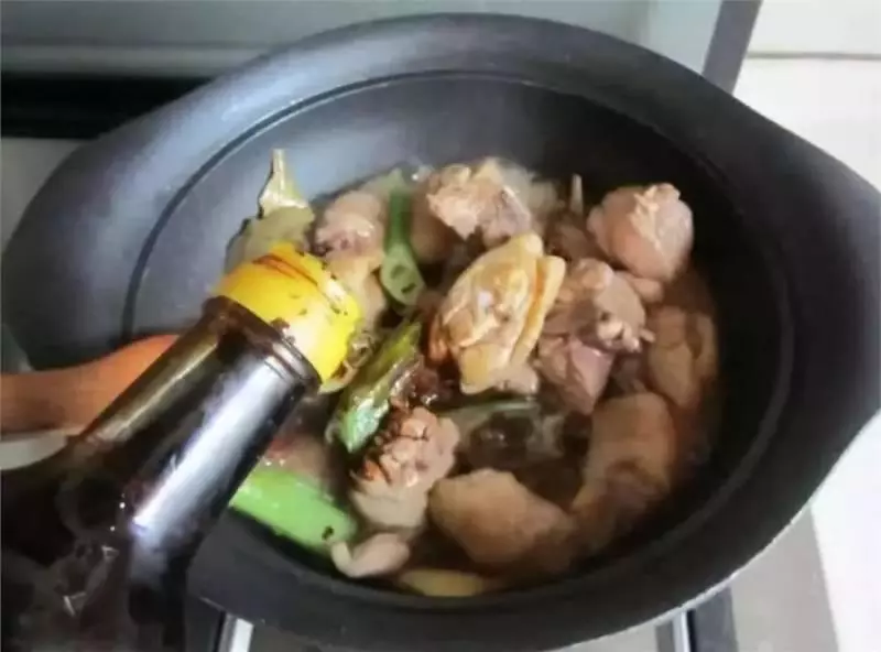 燉雞肉最忌「這2料」,千萬別放!很多人不知道,放錯就等於白燉了