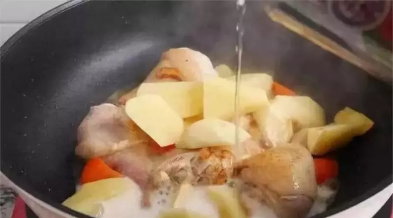 燉雞肉最忌「這2料」,千萬別放!很多人不知道,放錯就等於白燉了