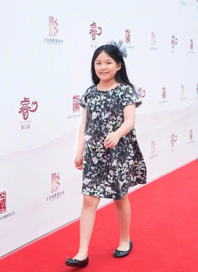 有一種「整容」叫王詩齡長大了!四肢修長,從胖妞蛻變成小美女