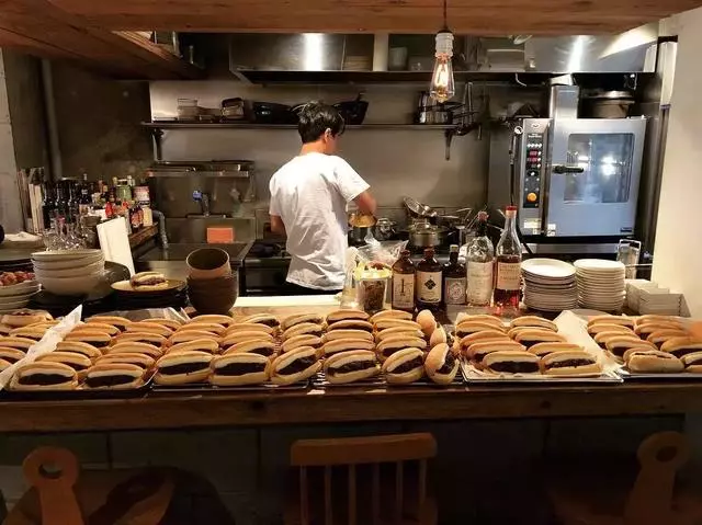 奇葩日本小酒館!大清早就有顧客開始排隊去吃麵包!!