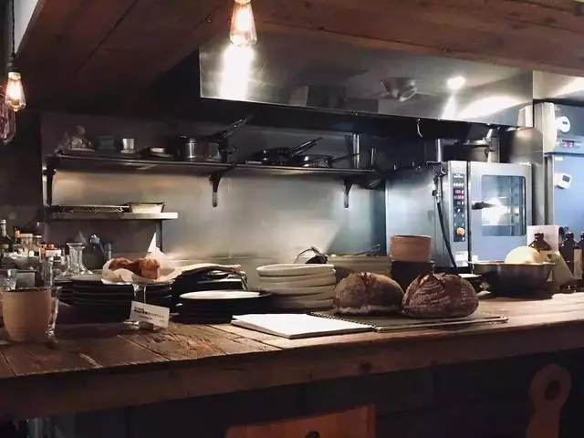 奇葩日本小酒館!大清早就有顧客開始排隊去吃麵包!!