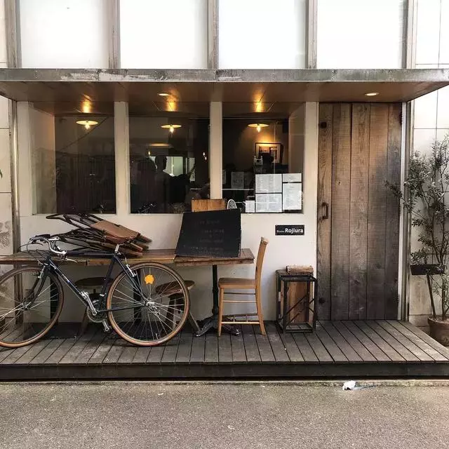 奇葩日本小酒館!大清早就有顧客開始排隊去吃麵包!!
