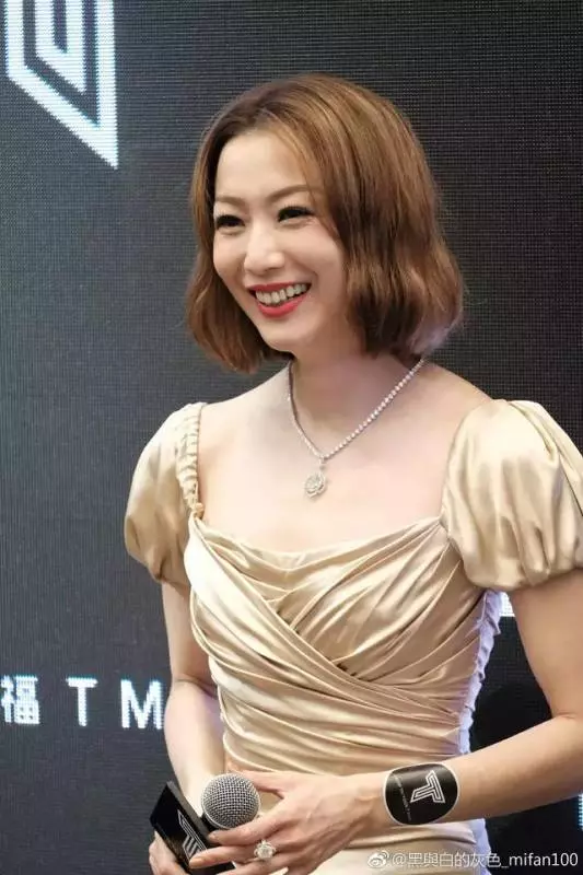 鄭秀文最新活動照,三層眼袋太搶鏡,相比下惠英紅更美