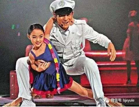 李連傑女兒,7歲給劉德華伴舞,8歲跟成龍走紅毯,16歲成這樣!