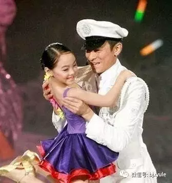 李連傑女兒,7歲給劉德華伴舞,8歲跟成龍走紅毯,16歲成這樣!
