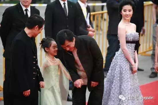 李連傑女兒,7歲給劉德華伴舞,8歲跟成龍走紅毯,16歲成這樣!