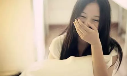 女子騙丈夫出差,偷偷藏在床底,聽見客廳嬌嘀聲,女子遮嘴樂