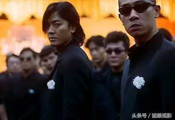 飾演黑幫老大爆紅的他,15歲當黑老大,65歲走穴為生,為愛妻洗心革面!
