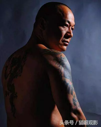 飾演黑幫老大爆紅的他,15歲當黑老大,65歲走穴為生,為愛妻洗心革面!
