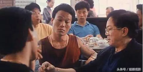 飾演黑幫老大爆紅的他,15歲當黑老大,65歲走穴為生,為愛妻洗心革面!
