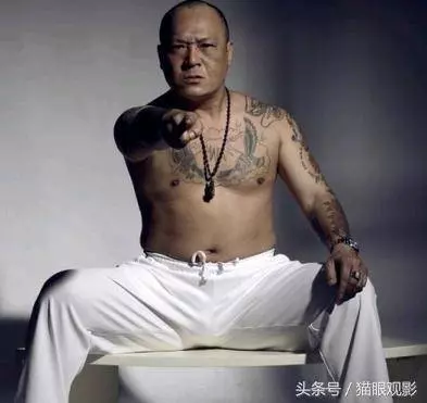 飾演黑幫老大爆紅的他,15歲當黑老大,65歲走穴為生,為愛妻洗心革面!