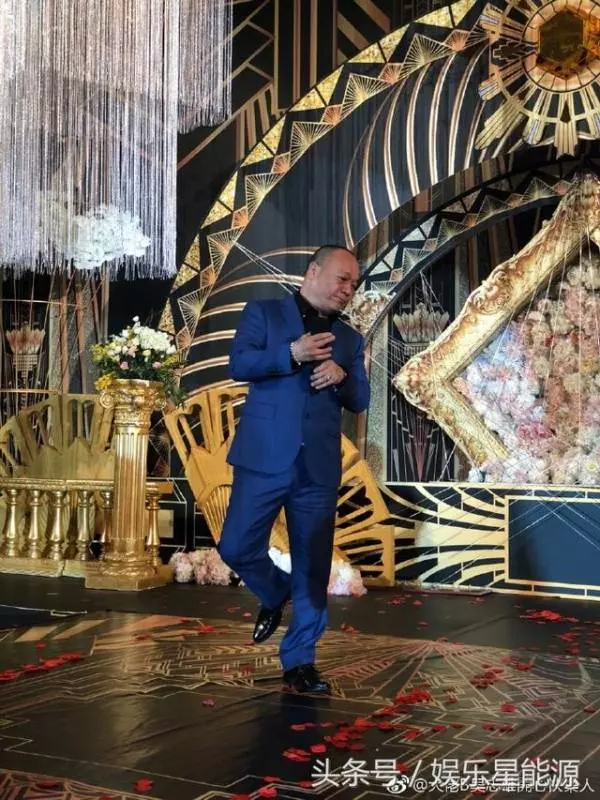 飾演黑幫老大爆紅的他,15歲當黑老大,65歲走穴為生,為愛妻洗心革面!