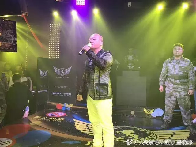 飾演黑幫老大爆紅的他,15歲當黑老大,65歲走穴為生,為愛妻洗心革面!