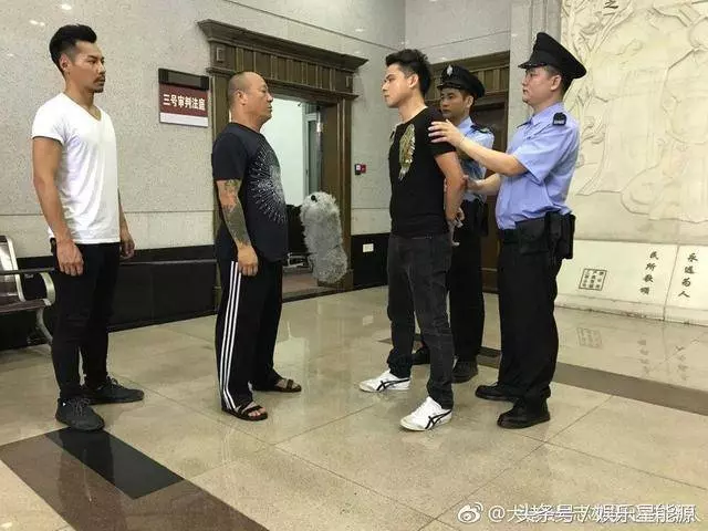 飾演黑幫老大爆紅的他,15歲當黑老大,65歲走穴為生,為愛妻洗心革面!