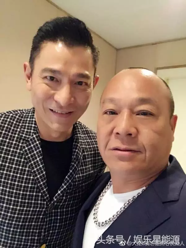 飾演黑幫老大爆紅的他,15歲當黑老大,65歲走穴為生,為愛妻洗心革面!