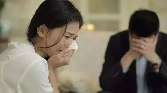 結婚三年無子,丈夫非要離婚,簽字時筆掉了,俯身撿起後,報了警