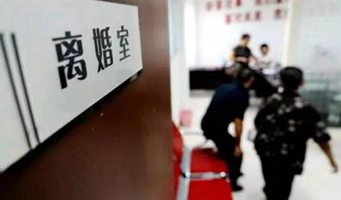 結婚三年無子,丈夫非要離婚,簽字時筆掉了,俯身撿起後,報了警