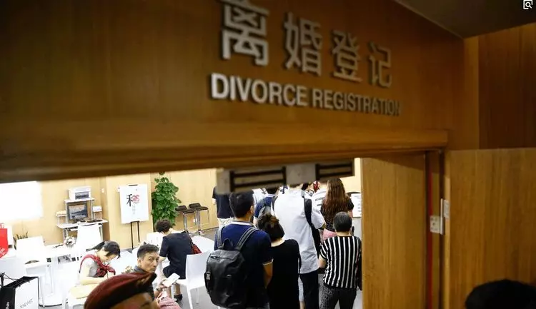 婚後才發現媳婦身體異樣,提出離婚,出民政局才發現中計
