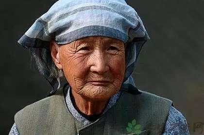 老人癱瘓,三兒媳都不管,母親只寫了一字條,返讓兒媳爭著伺候
