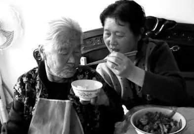 老人癱瘓,三兒媳都不管,母親只寫了一字條,返讓兒媳爭著伺候