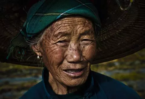 老人癱瘓,三兒媳都不管,母親只寫了一字條,返讓兒媳爭著伺候