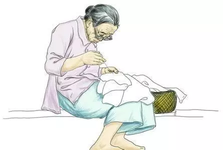 老人癱瘓,三兒媳都不管,母親只寫了一字條,返讓兒媳爭著伺候