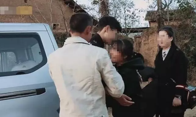 窮小子得姑姑相助,二十年後攜10萬報恩,三個叔叔知情悔青腸子