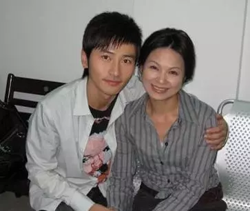 老婆死後「寡居岳母」就搬到我家住!那天晚餐時她化著淡妝、手拿酒杯「對我說...」害我完全不知該如何是好...