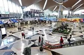 【陸兆福,快來看這里】6宗罪!! 大馬國際機場「甘榜級保安」 !! 安檢員聊天低頭玩手機,防恐?防個