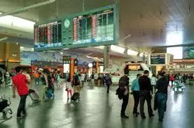 【陸兆福,快來看這里】6宗罪!! 大馬國際機場「甘榜級保安」 !! 安檢員聊天低頭玩手機,防恐?防個