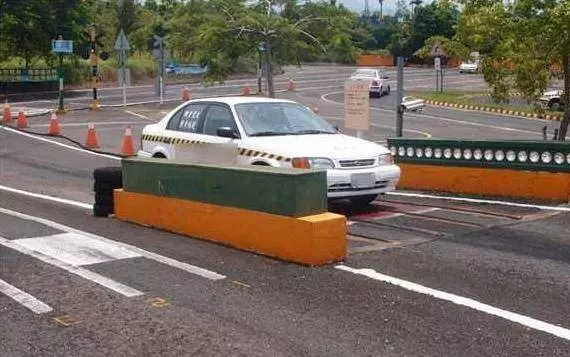 為甚麼「車子停斜坡車,輪胎要打歪」?很多台灣人都答錯了