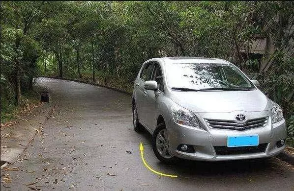 為甚麼「車子停斜坡車,輪胎要打歪」?很多台灣人都答錯了