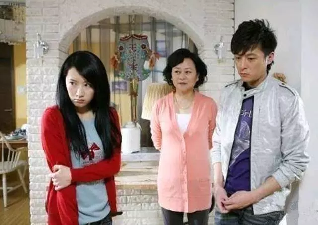 小姑子離婚回娘家,婆婆讓我把臥室讓出來,我搬走,小姑子蒙住