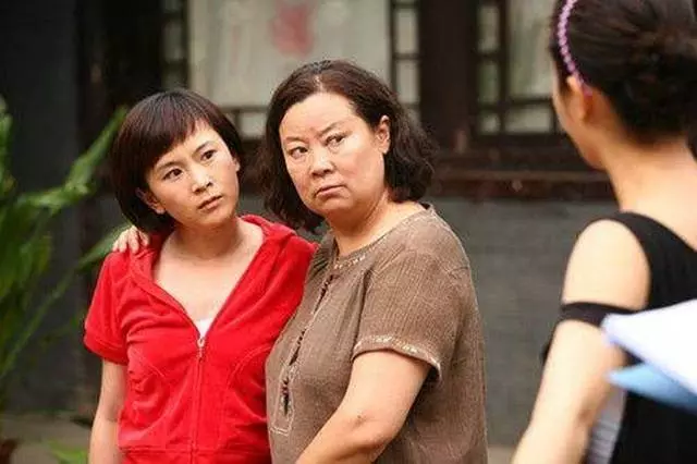 小姑子離婚回娘家,婆婆讓我把臥室讓出來,我搬走,小姑子蒙住