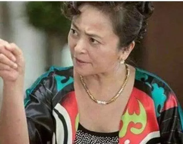 小姑子離婚回娘家,婆婆讓我把臥室讓出來,我搬走,小姑子蒙住