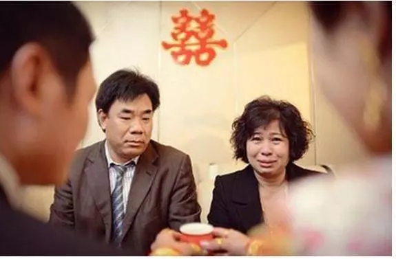 老公去加班忘帶錢包我給他送去,下樓看到他的車,走進一看我愣了