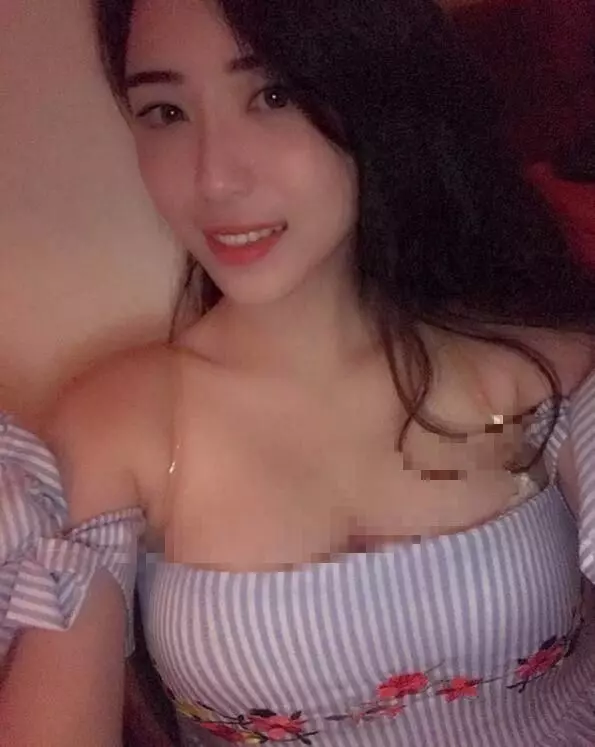 白襯衫快不行了...HONDA女業務穿黑窄裙賣車!車主暴動:每天賀成交 !