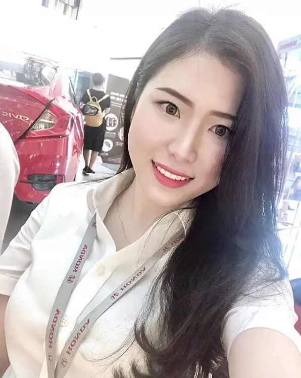 白襯衫快不行了...HONDA女業務穿黑窄裙賣車!車主暴動:每天賀成交 !