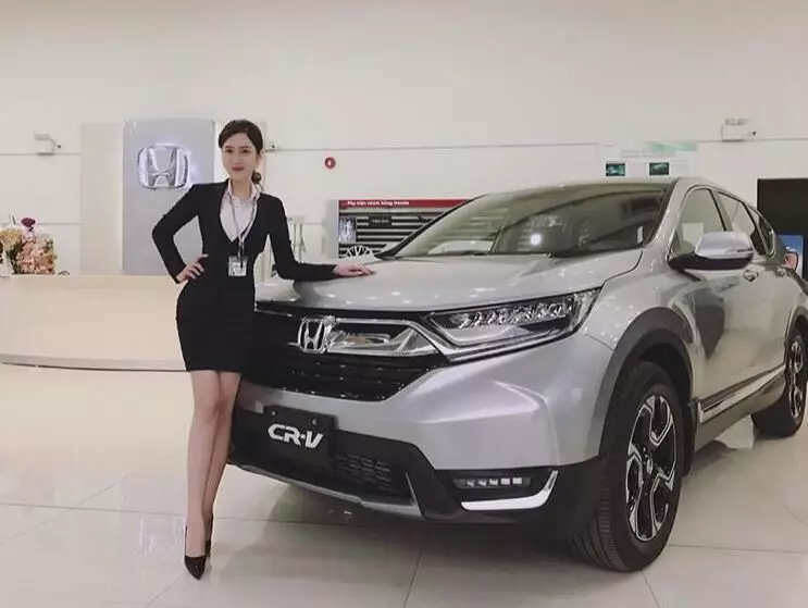 白襯衫快不行了...HONDA女業務穿黑窄裙賣車!車主暴動:每天賀成交 !