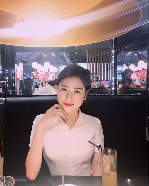 白襯衫快不行了...HONDA女業務穿黑窄裙賣車!車主暴動:每天賀成交 !