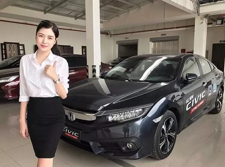 白襯衫快不行了...HONDA女業務穿黑窄裙賣車!車主暴動:每天賀成交 !