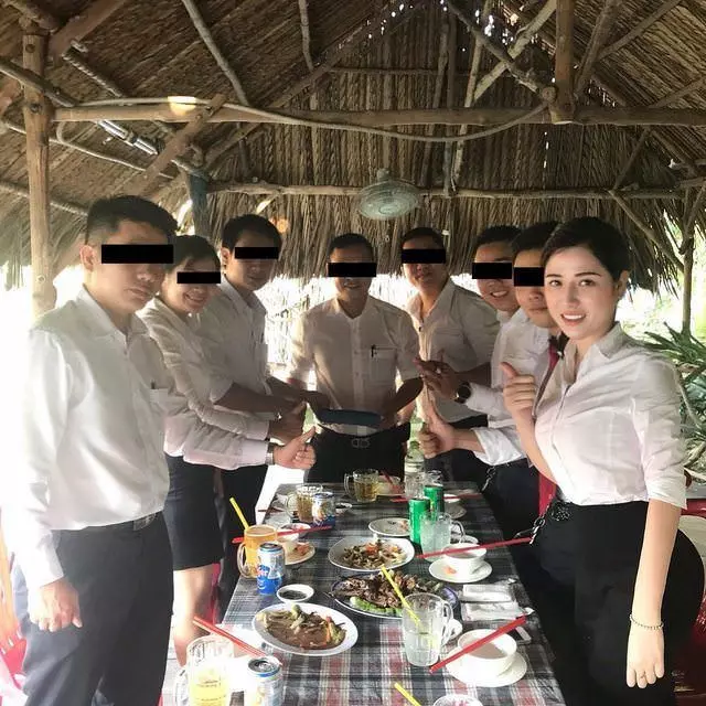 白襯衫快不行了...HONDA女業務穿黑窄裙賣車!車主暴動:每天賀成交 !