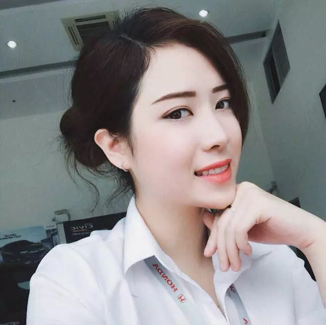 白襯衫快不行了...HONDA女業務穿黑窄裙賣車!車主暴動:每天賀成交 !