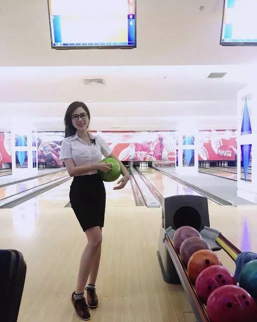 白襯衫快不行了...HONDA女業務穿黑窄裙賣車!車主暴動:每天賀成交 !
