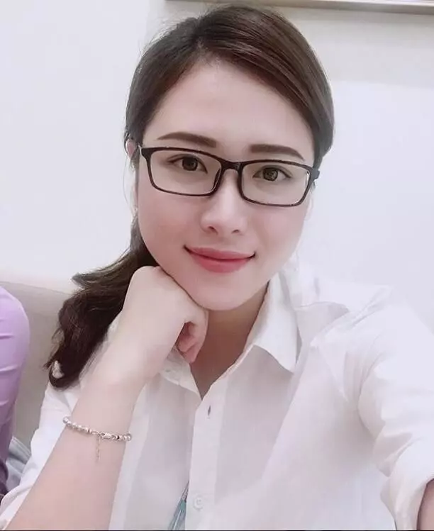 白襯衫快不行了...HONDA女業務穿黑窄裙賣車!車主暴動:每天賀成交 !