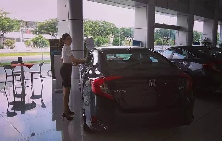 白襯衫快不行了...HONDA女業務穿黑窄裙賣車!車主暴動:每天賀成交 !