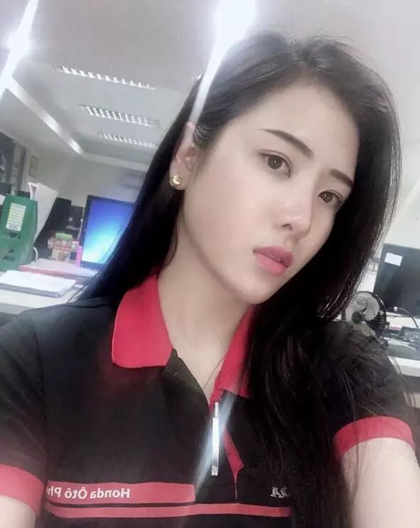 白襯衫快不行了...HONDA女業務穿黑窄裙賣車!車主暴動:每天賀成交 !