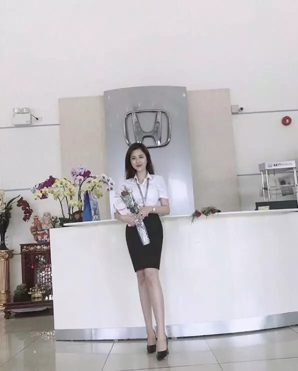 白襯衫快不行了...HONDA女業務穿黑窄裙賣車!車主暴動:每天賀成交 !
