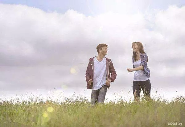 二婚女嫁給初婚男,沒能生孩子心生自卑,酒會上丈夫竟如此強勢!