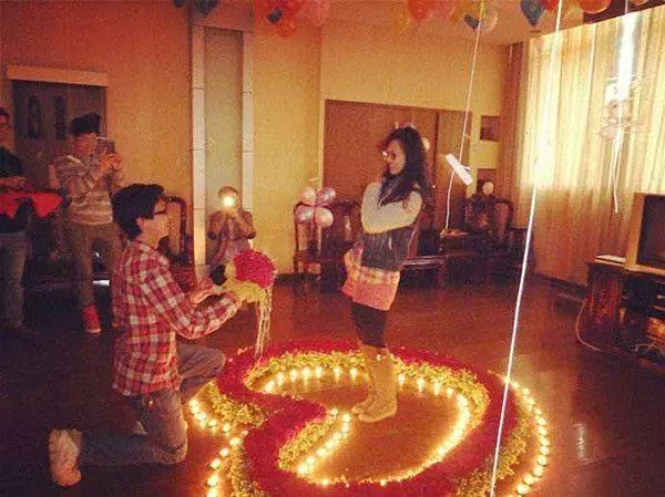 二婚女嫁給初婚男,沒能生孩子心生自卑,酒會上丈夫竟如此強勢!